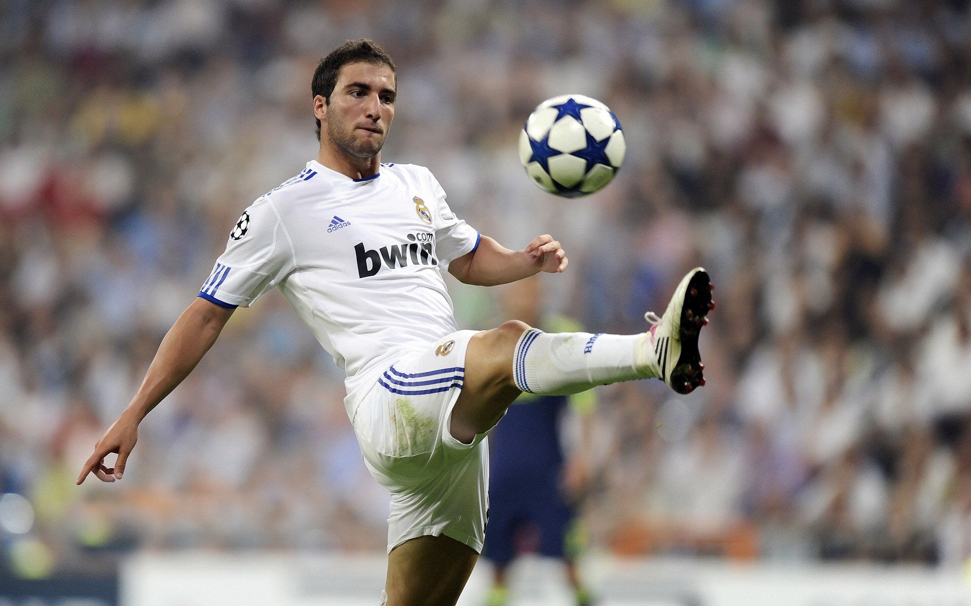 9游app-德甲最精彩瞬间：激烈对抗层出不穷，德甲身体对抗